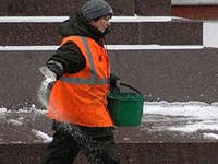 Скоро у нас и снег будут закупать. Этой зимой столичные власти переплатили за соль для посыпания дорог… 20 миллионов гривен